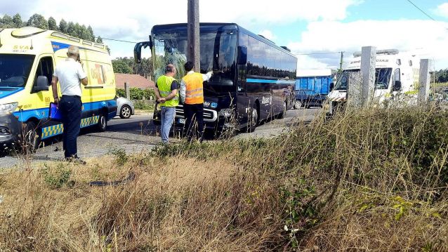 Os servizos de Emerxencias acudían ao lugar do impacto entre o bus e o guindastre