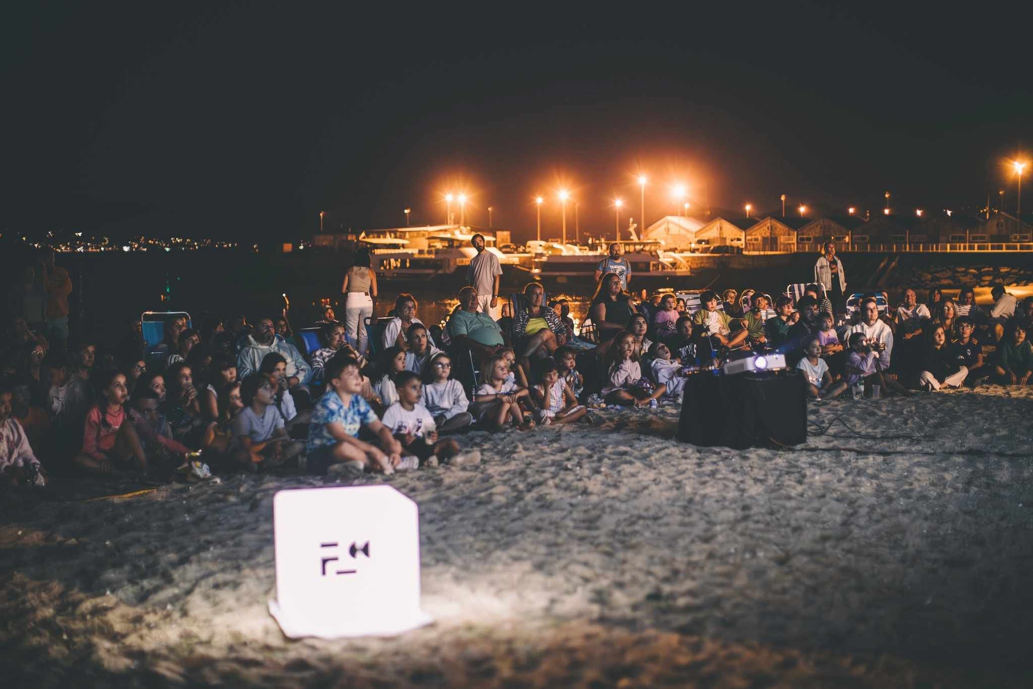 Cinema na praia de Banda do Río