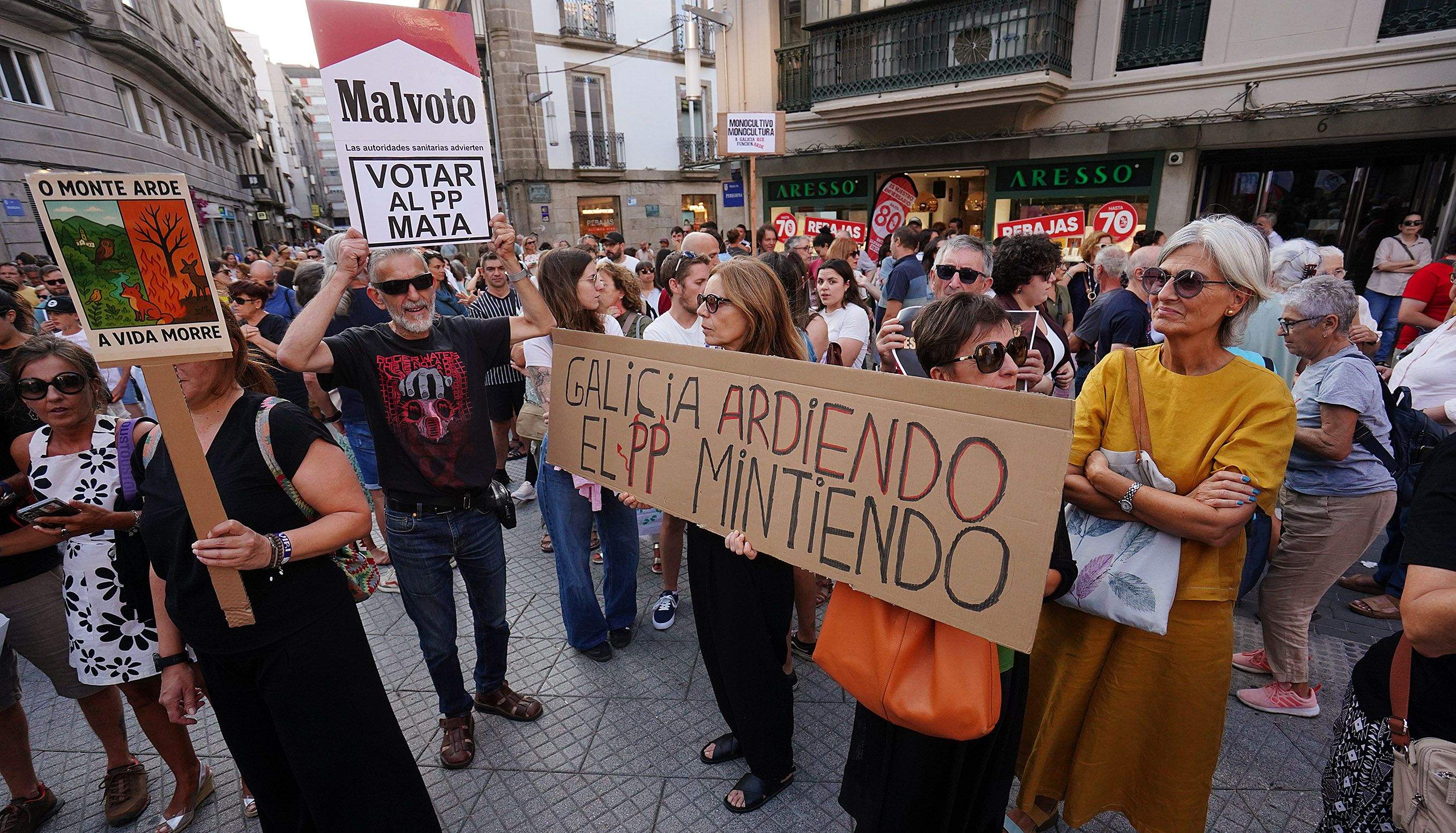 Protesta na Peregrina contra a política forestal do PP