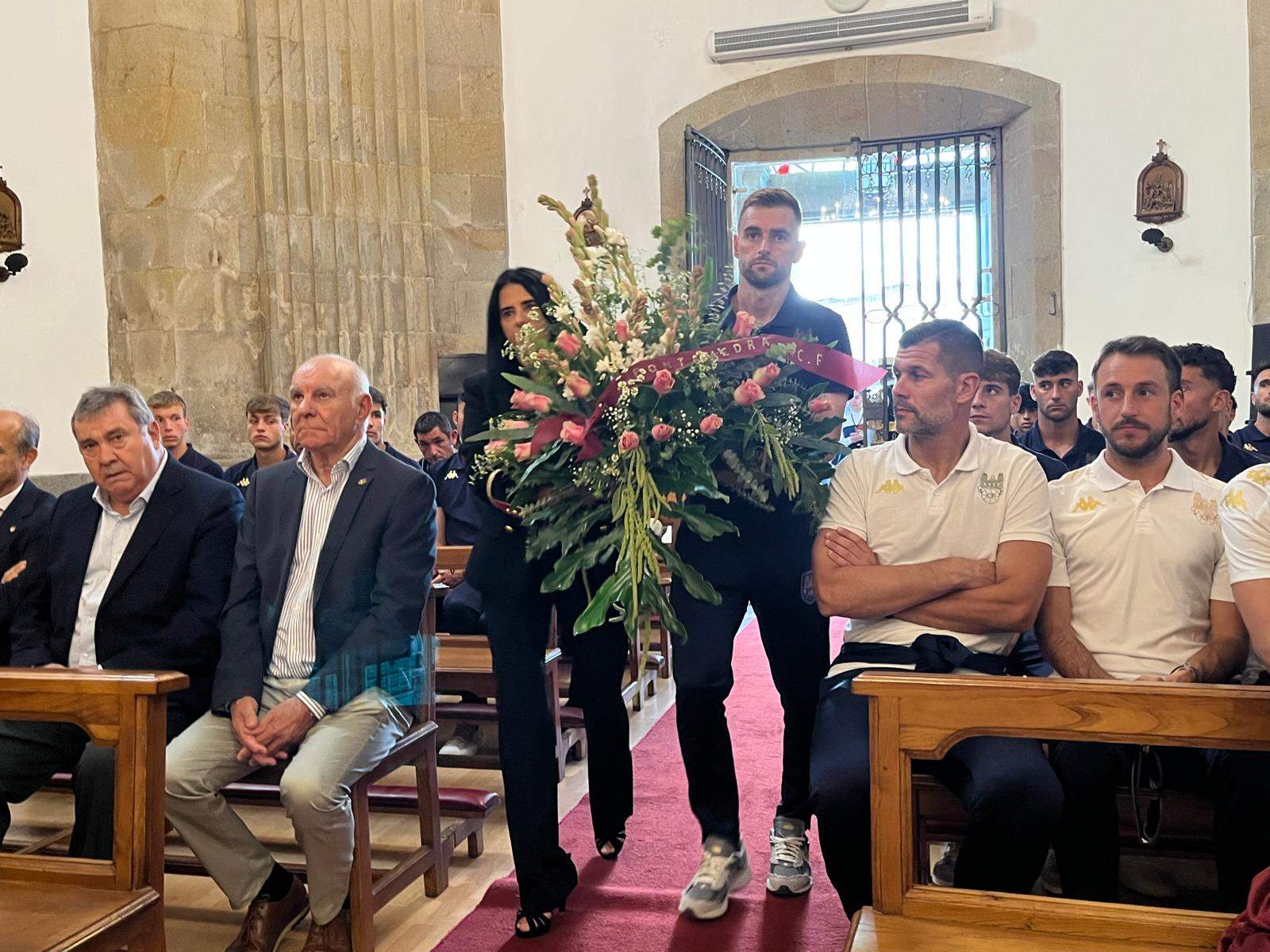 Ofrenda floral do Pontevedra CF á Virxe Peregrina