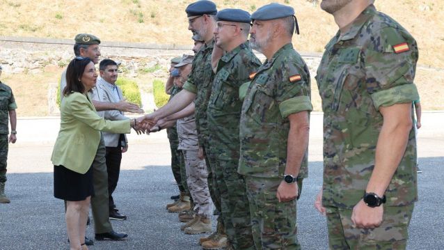 Aministra de Defensa, Margarita Robles, na Brilat