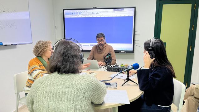 Profesorado da Escola Oficial de Idiomas na formación de radio Profesorado da Escola Oficial de Idiomas na formación de radio