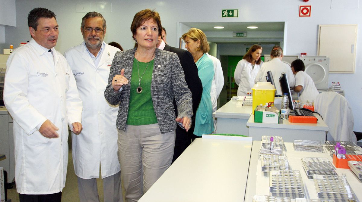A conselleira de Sanidade, Rocío Mosquera, visita o laboratorio central do Hospital Provincial