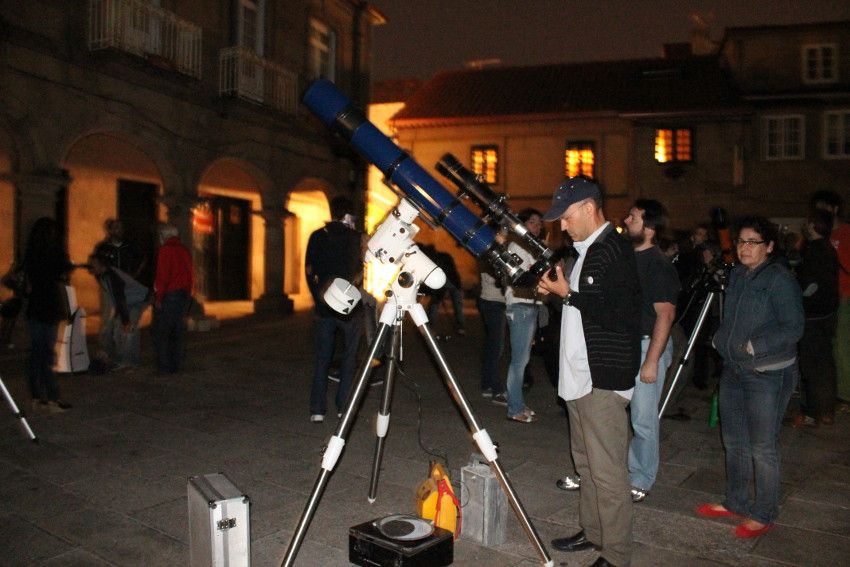 Observación astronómica en la plaza de la Pedreira
