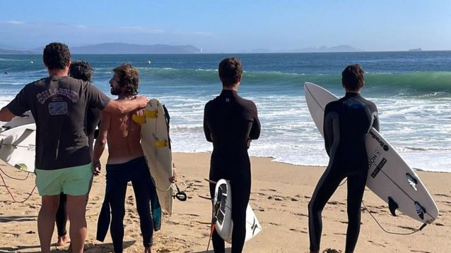 Surfistas este martes en Montalvo sen poder entrar no mar Surfistas este martes en Montalvo sen poder entrar no mar