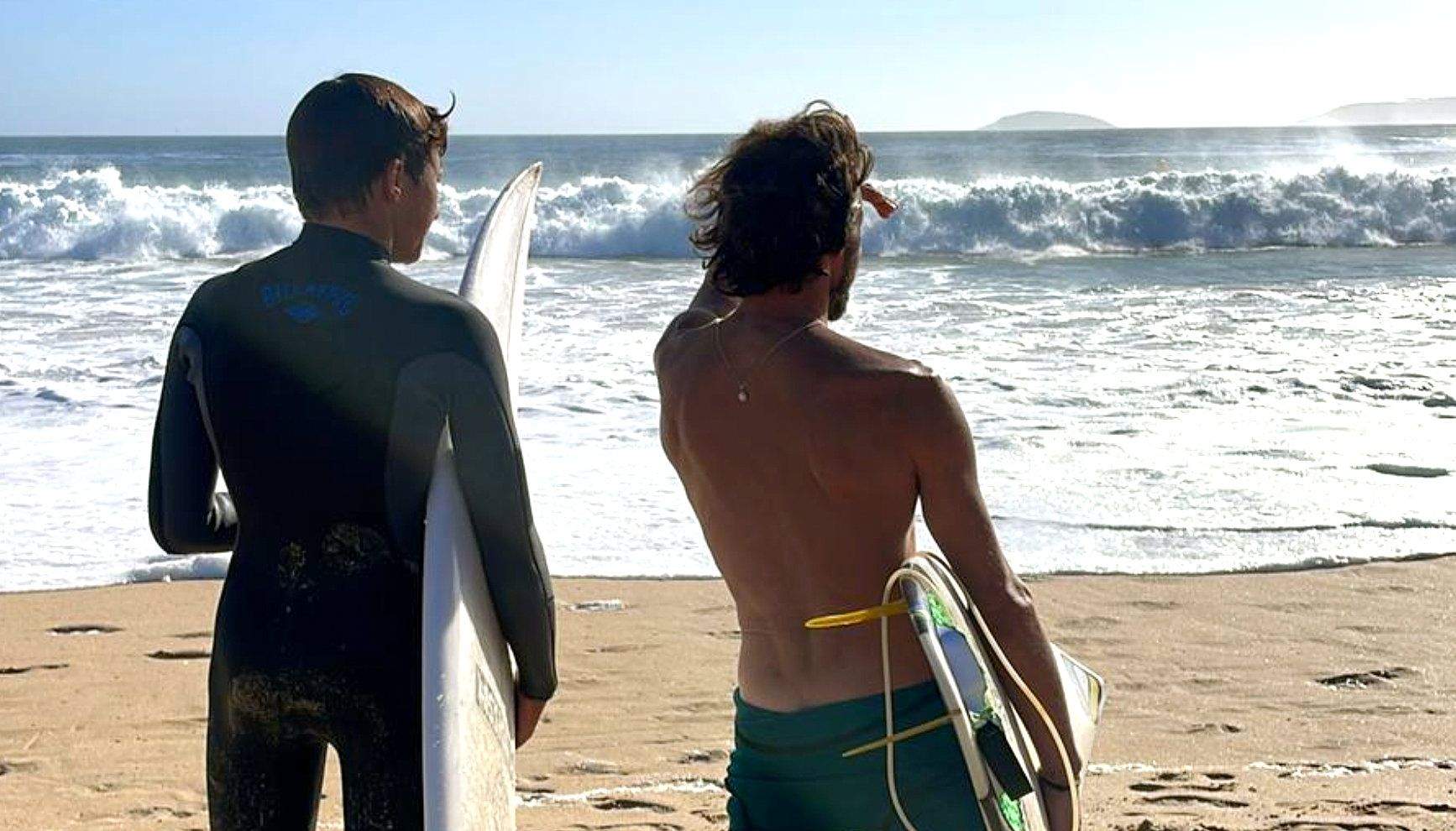 Dos surfistas observan el mar en Montalvo este martes 26