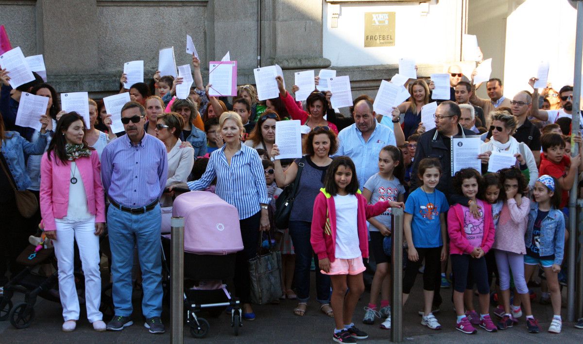 Protesta de país e alumnos do Froebel polo retraso nas obras prometidas no colexio
