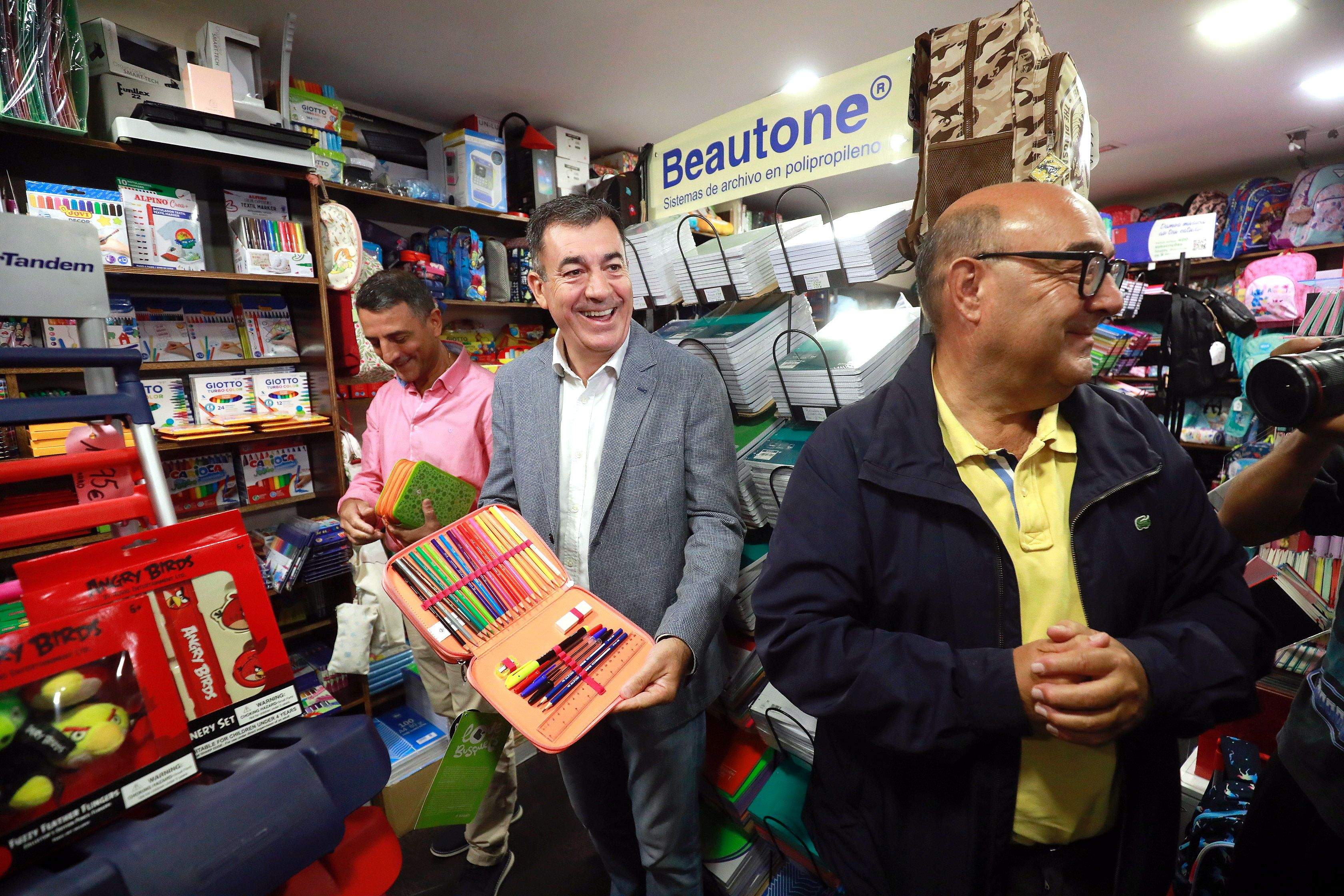 Antonio Santiago, Román Rodríguez y César Pérez Ares revisan material escolar
