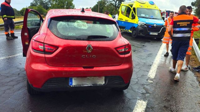 Os servizos de Emerxencias de Cuntis acudindo ao lugar do accidente