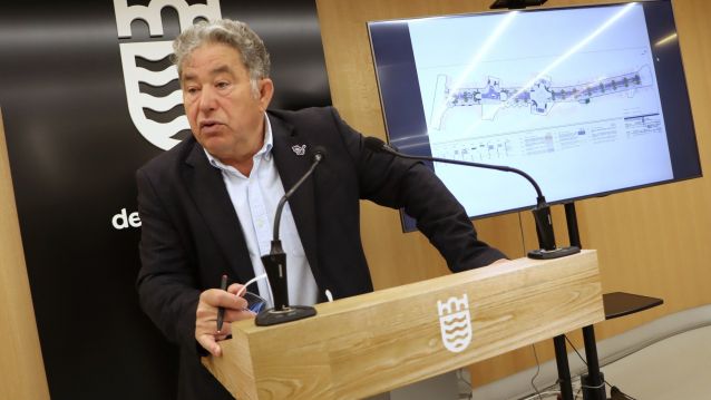 Miguel Anxo Fernández Lores presenta el borrador del proyecto de reforma de Casimiro Gómez Miguel Anxo Fernández Lores presenta el borrador del proyecto de reforma de Casimiro Gómez