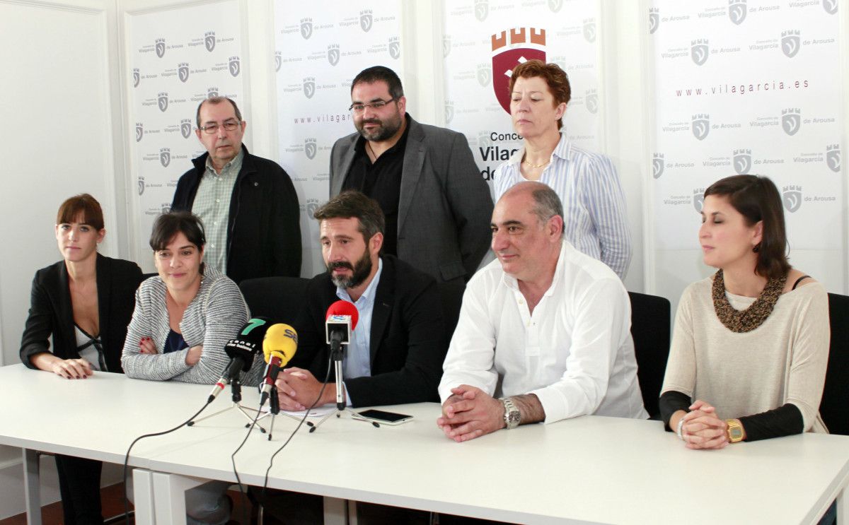 Alberto Varela, acompañado dos integrantes do novo goberno municipal de Vilagarcía