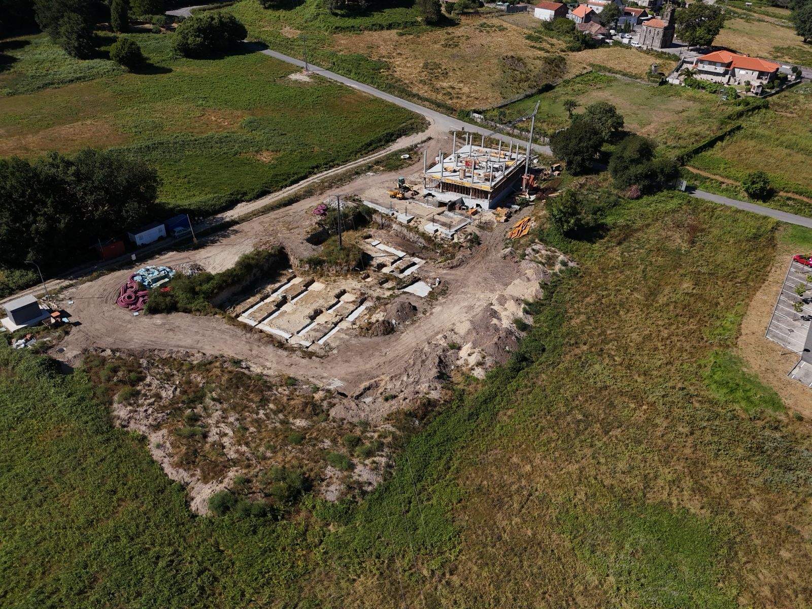 El pleno aprobó la cesión de las instalaciones eléctricas que darán servizo a la Residencia de Mayores de Carballedo