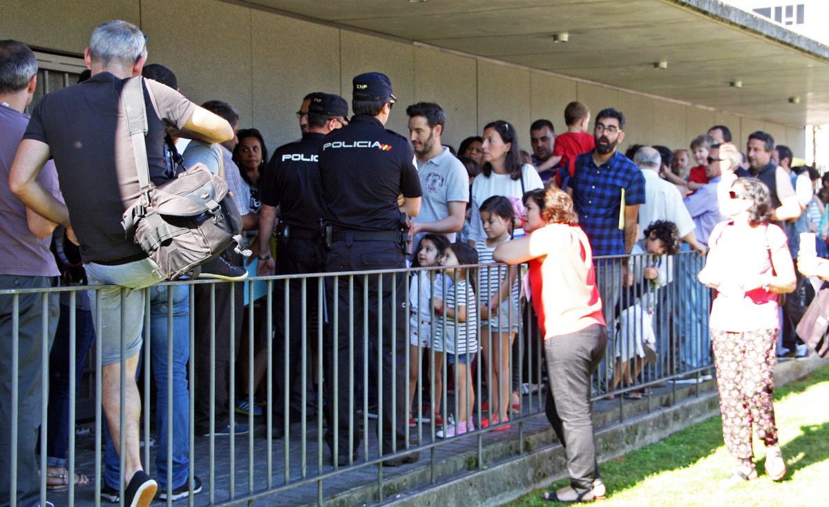 Pais de alumnos do Froebel intentando acceder á sede da Xunta en Campolongo