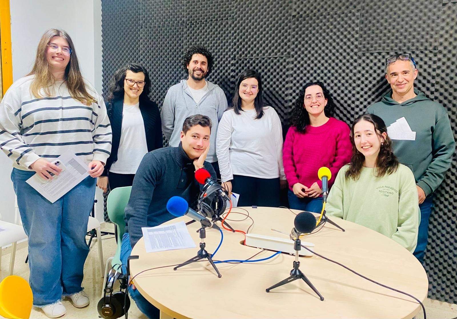 Alumnado en la radio de la Escuela Oficial de Idiomas de Pontevedra
