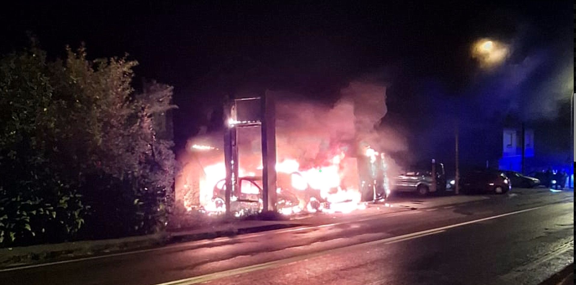 Momento en que ardían os tres vehículos no incendio de Marín