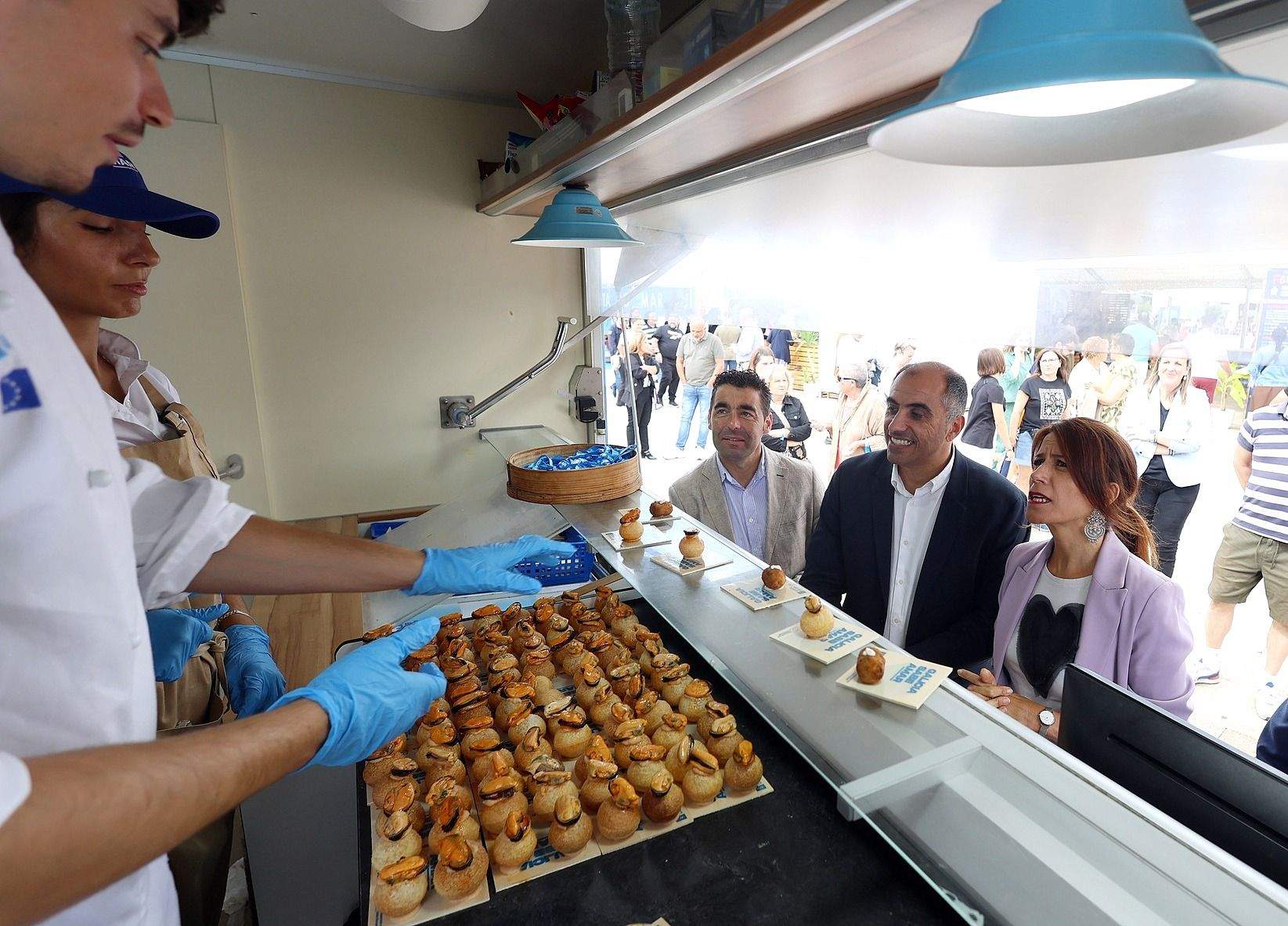 Luis López, al fondo, ante una food truck en la Festa do Mar