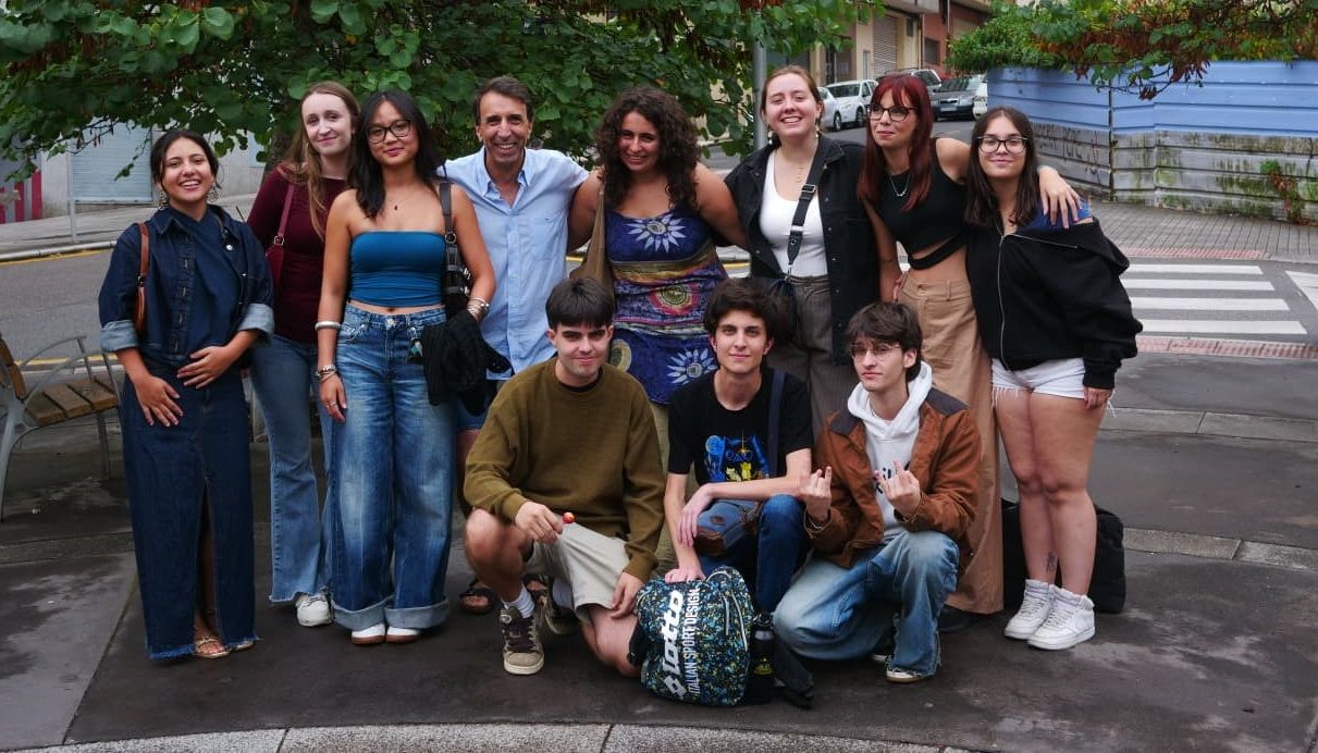 La clase A de Quinto de Primaria del colegio de Barcelos con su profesor