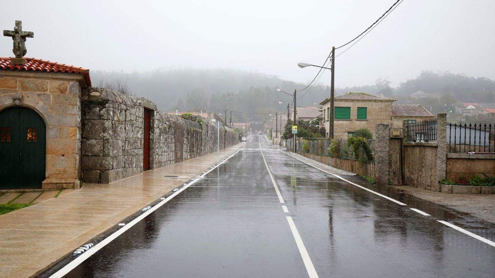 Tramo de la carretera entre Noalla y Aios en Sanxenxo