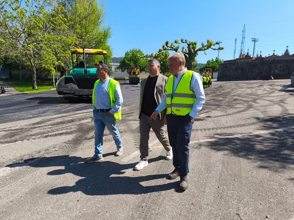 Manu Lourenzo visita unha zona en obras