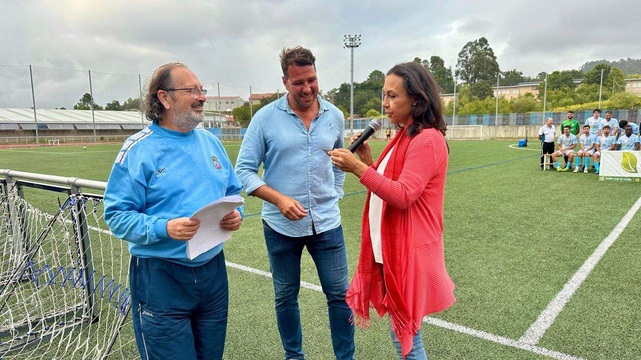 Entrega a María Ramallo de su carnet de socia del Marín CF Entrega a María Ramallo de su carnet de socia del Marín CF