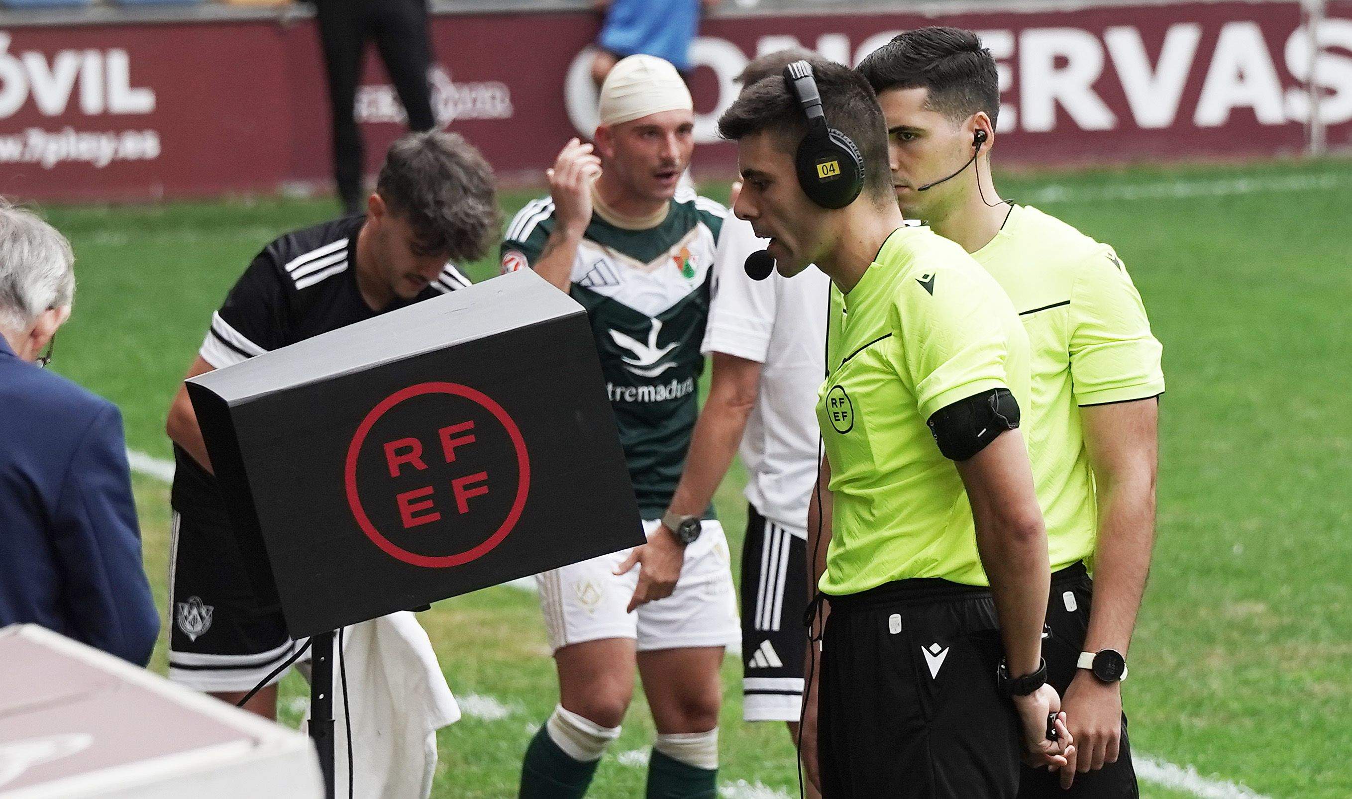 Revisión de una jugada en el sistema FVS durante el partido entre Pontevedra y Cacereño