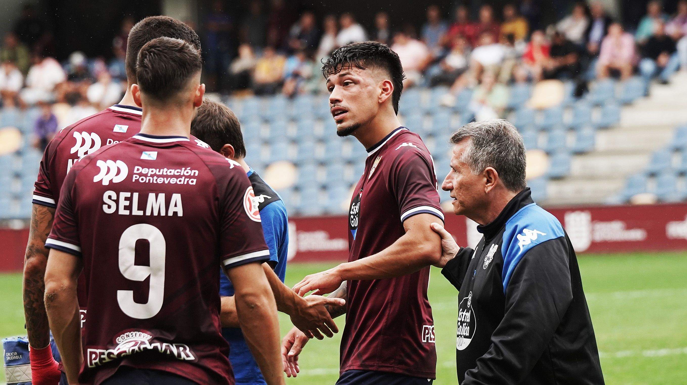 Rogelio Álvarez atiende a Garay en el partido entre Pontevedra CF y Cacereño en Pasarón