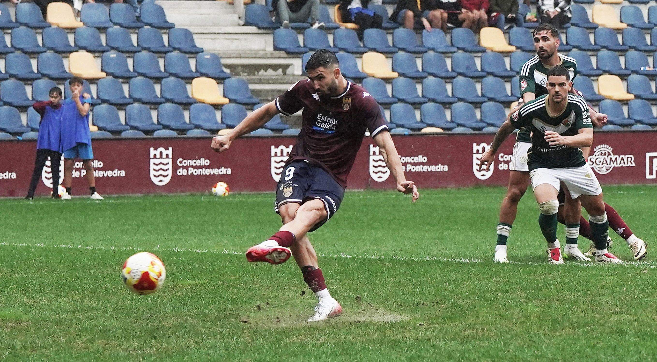 Partido entre Pontevedra CF y Cacereño en Pasarón Partido entre Pontevedra CF y Cacereño en Pasarón