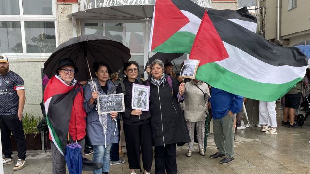 Asistentes ao acto de apoio a Palestina en Sanxenxo