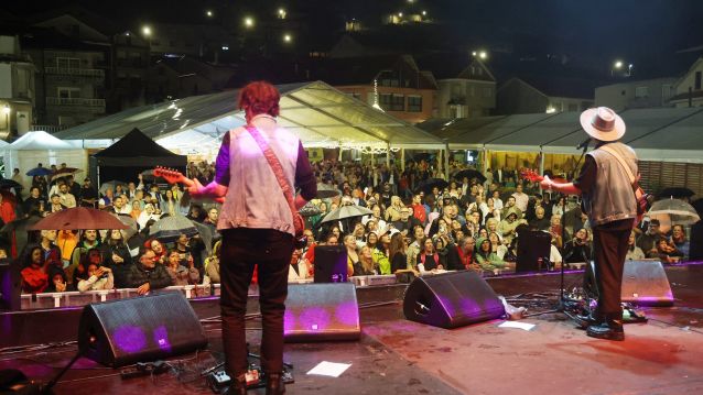 Público no concerto de Coti en Combarro