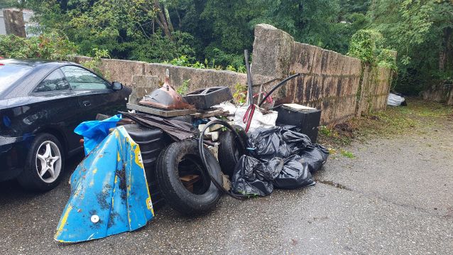Lixo recollido por Vaipolorío na Ponte do Couto no río Gafos