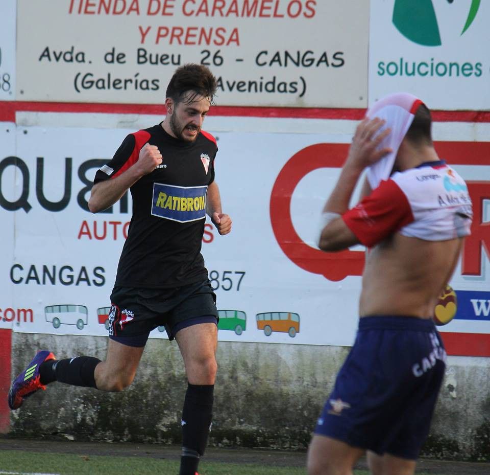 Javi Pazos durante un partido co Arosa