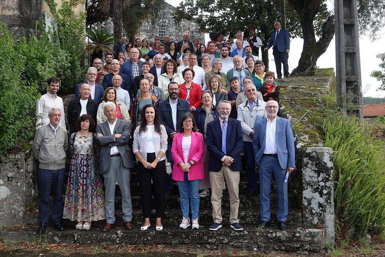 Participantes no acto para galeguizar lápidas en Cerponzóns