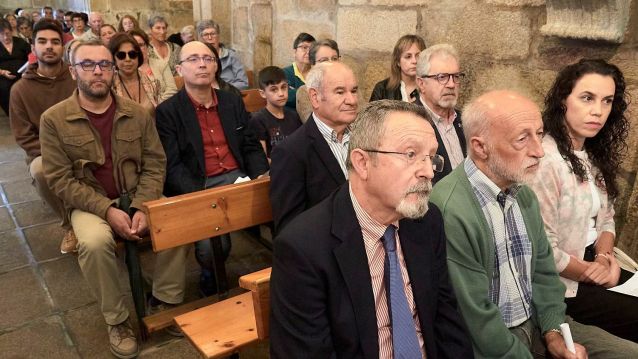 Asistentes ao acto litúrxico na igrexa de San Vicente de Cerponzóns Asistentes ao acto litúrxico na igrexa de San Vicente de Cerponzóns