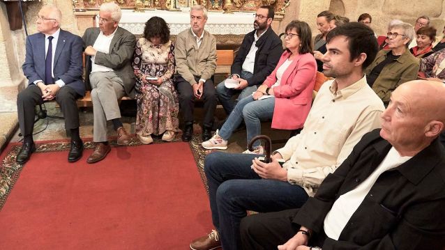 Asistentes ao acto de defensa do galego na igrexa de San Vicente de Cerponzóns Asistentes ao acto de defensa do galego na igrexa de San Vicente de Cerponzóns