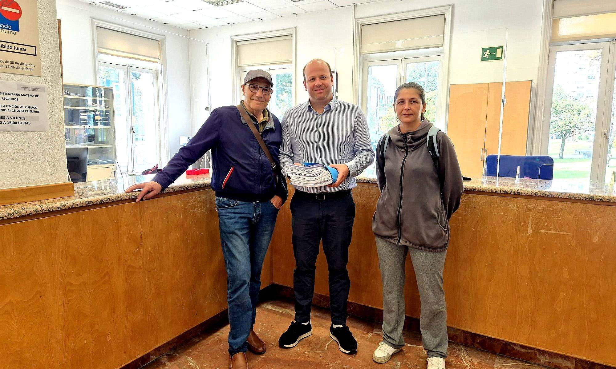Manuel Fariña portando as alegacións á Variante Oeste de Caldas