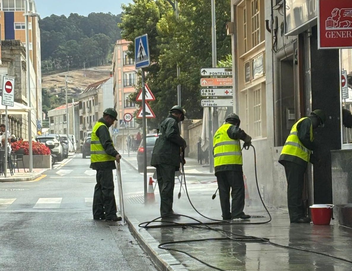 Limpieza a fondo de las calles de Marín