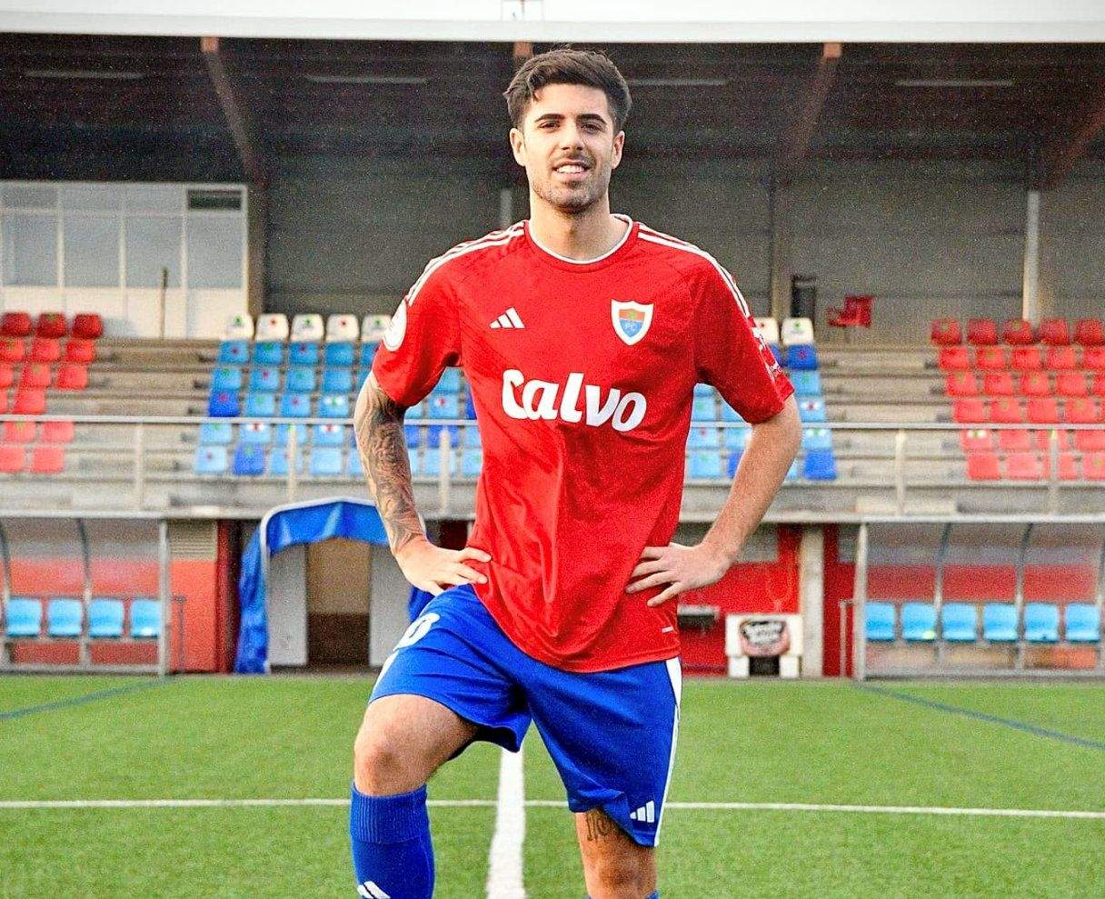 Tiago Rodríguez, novo xogador do Pontevedra CF, coa camiseta do Bergantiños FC