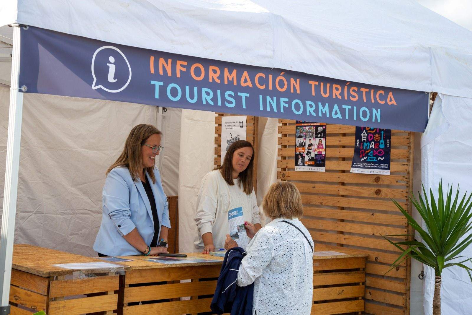 Puesto de información turística en la Festa do Mar