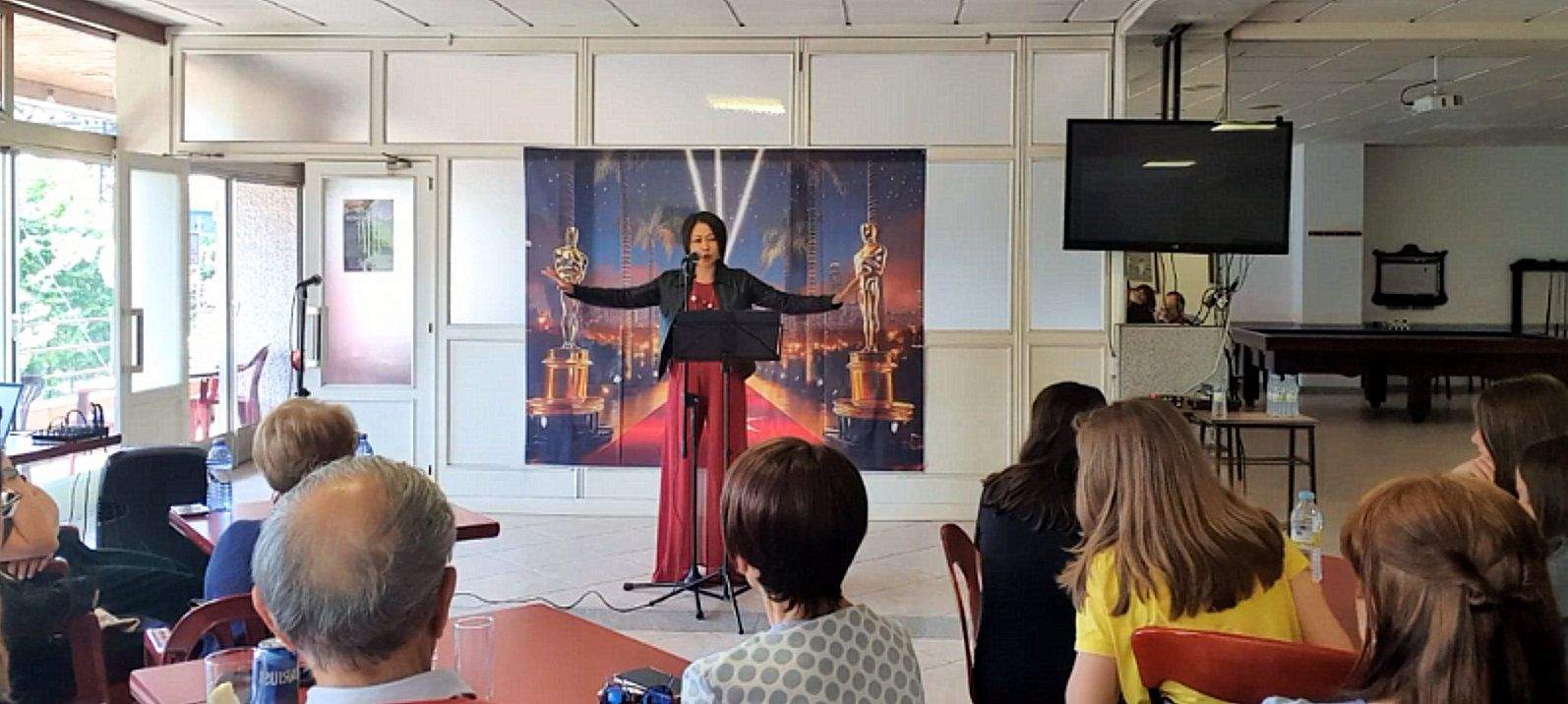 Cheryl Ybañez ofreciendo una sesión de oratoria en inglés