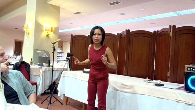 Cheryl Ybañez durante unha sesión como oradora Cheryl Ybañez durante unha sesión como oradora