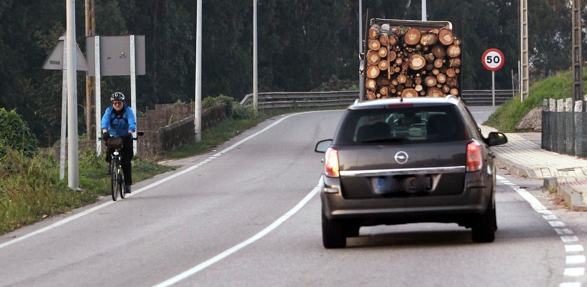 Vehículo pesado na estrada vella de Marín, a PO 546