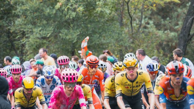 Pelotón en La Vuelta 2025