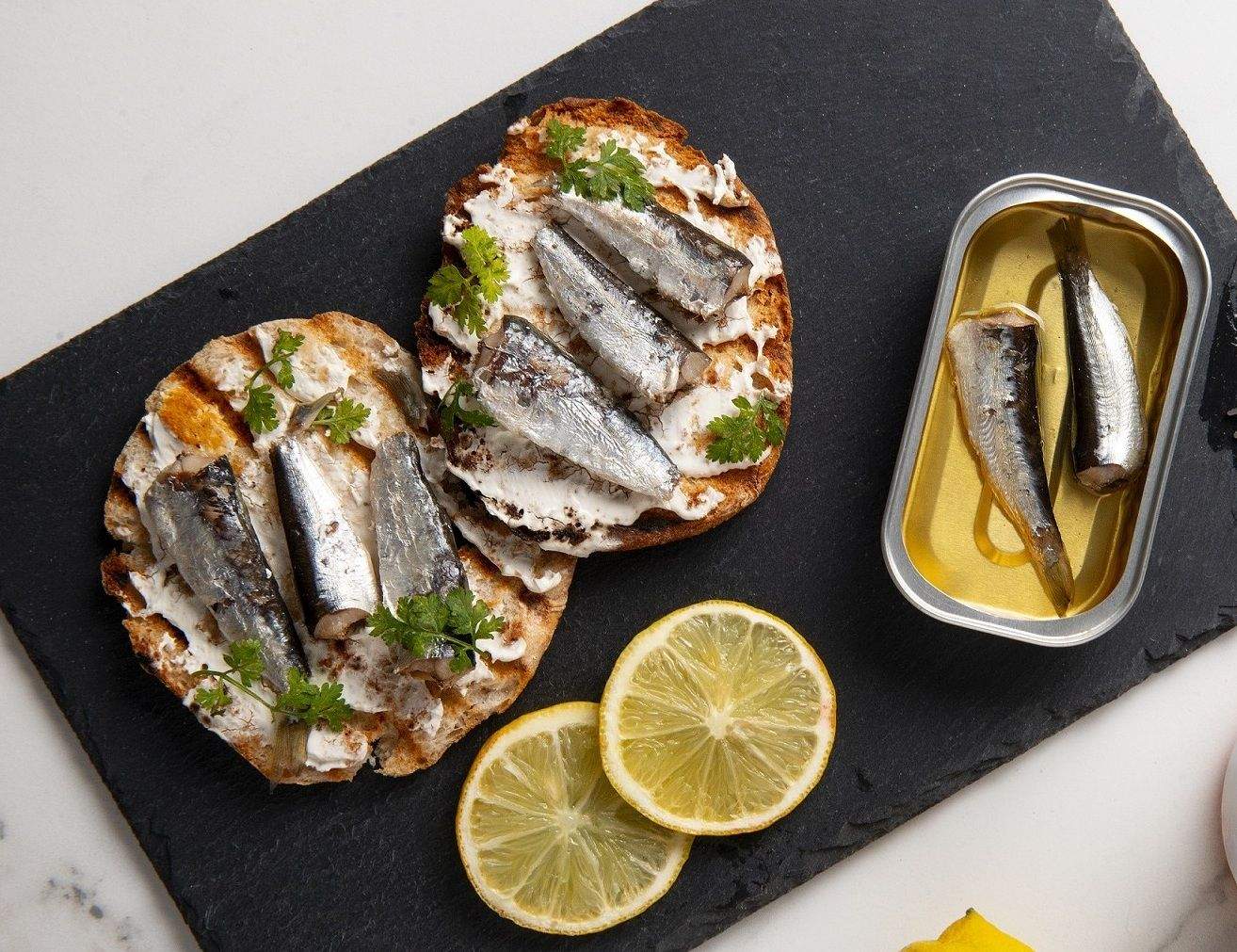 Pan de garbanzo con sardinas en lata