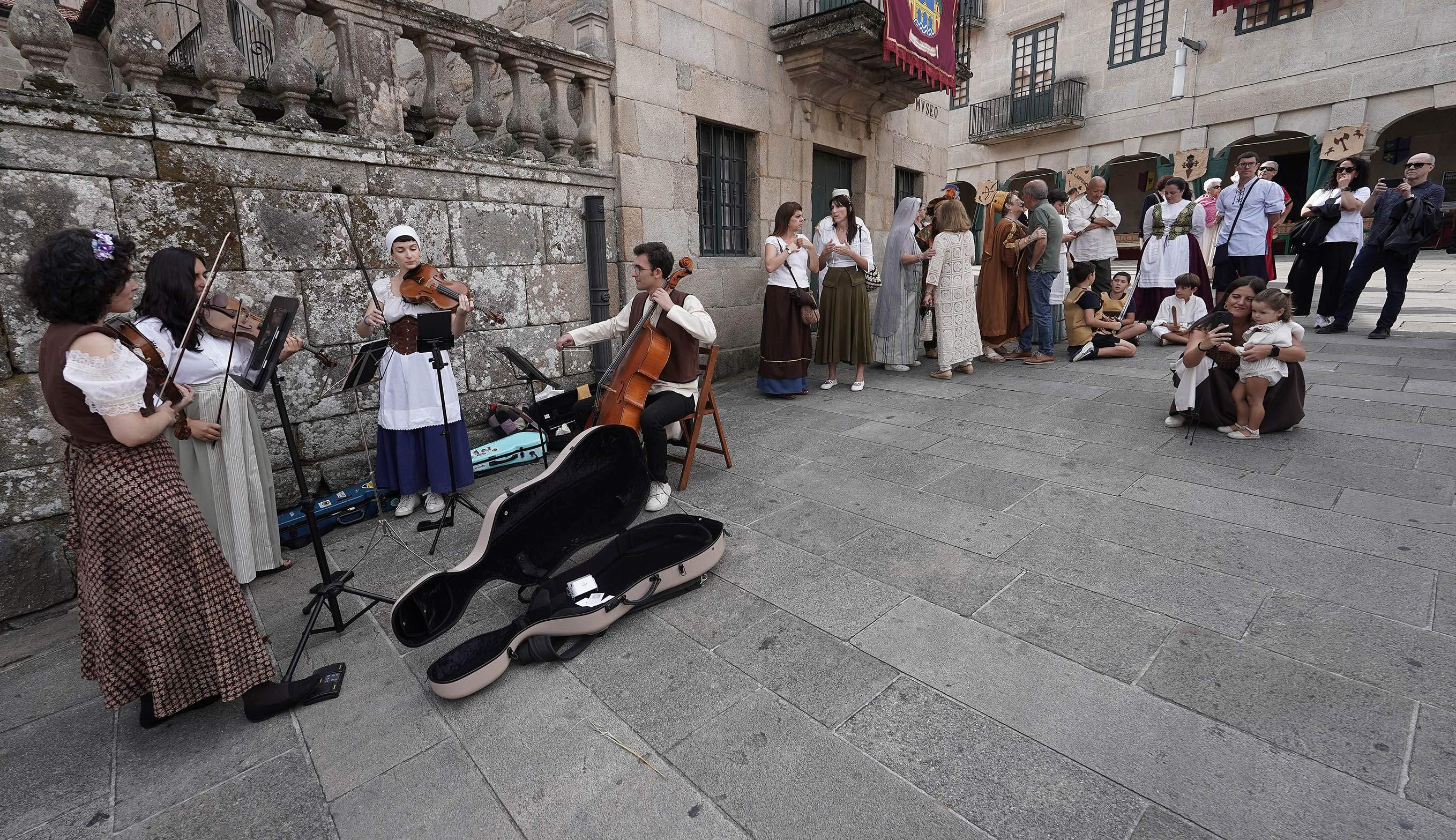Ambiente por las calles de Pontevedra para festejar la Feira Franca Ambiente por las calles de Pontevedra para festejar la Feira Franca