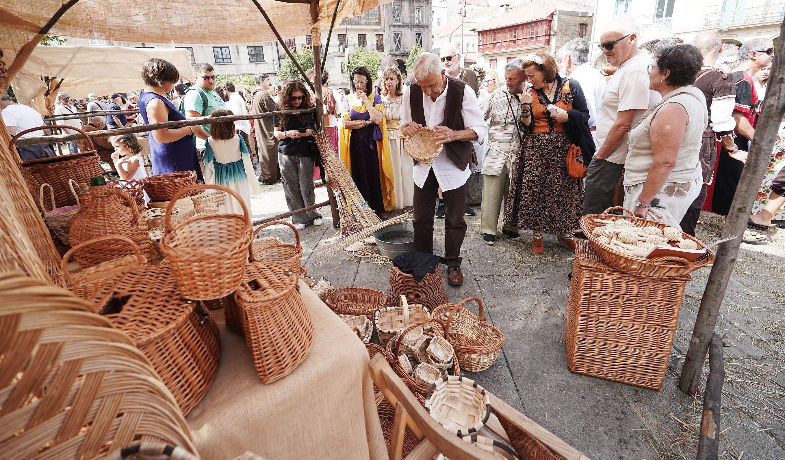 El mercado artesanal y la muestra de oficios, protagonistas en la Feira Franca El mercado artesanal y la muestra de oficios, protagonistas en la Feira Franca
