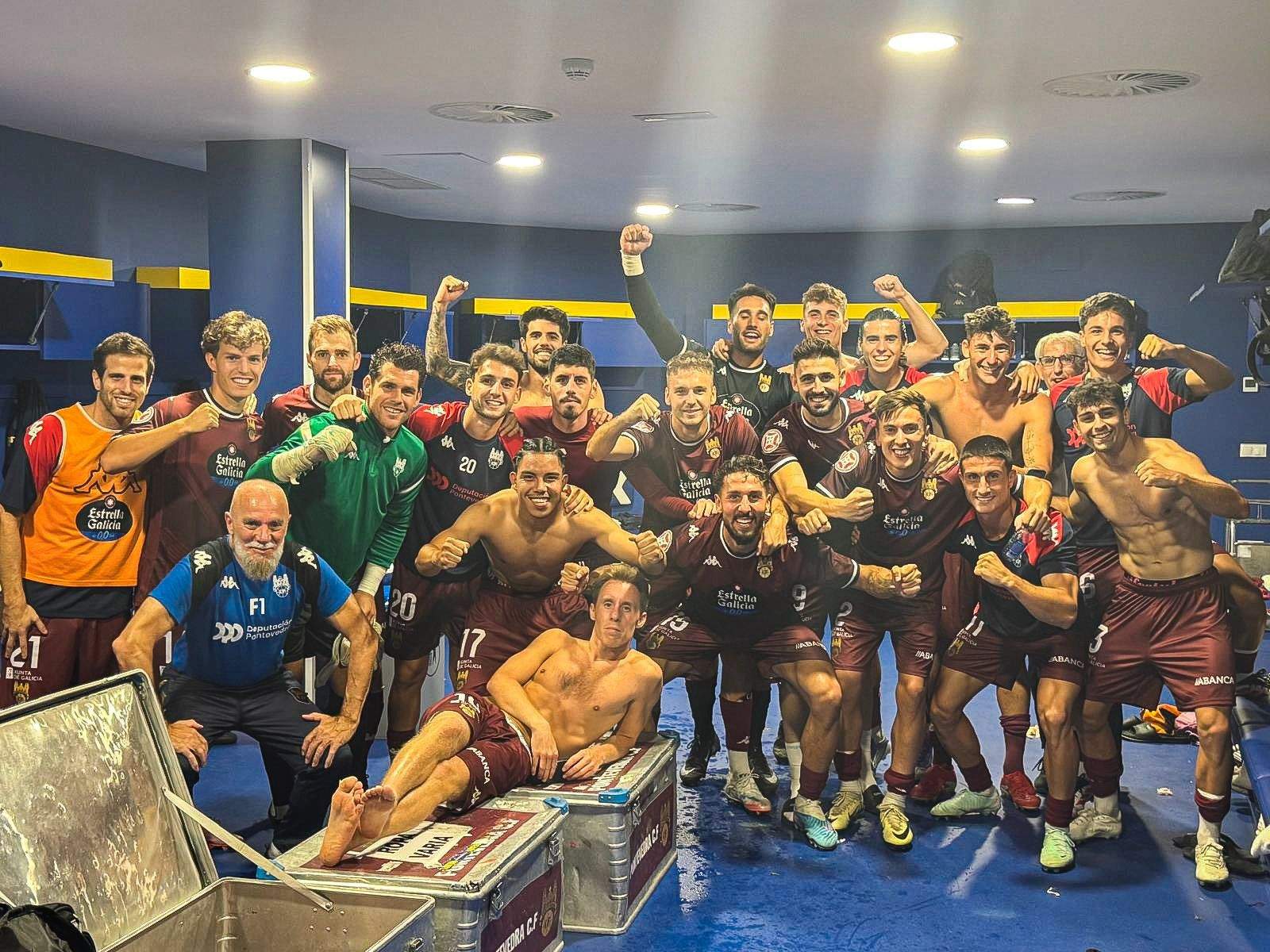 O Pontevedra festexa o triunfo contra a Ponferradina en El Toralín