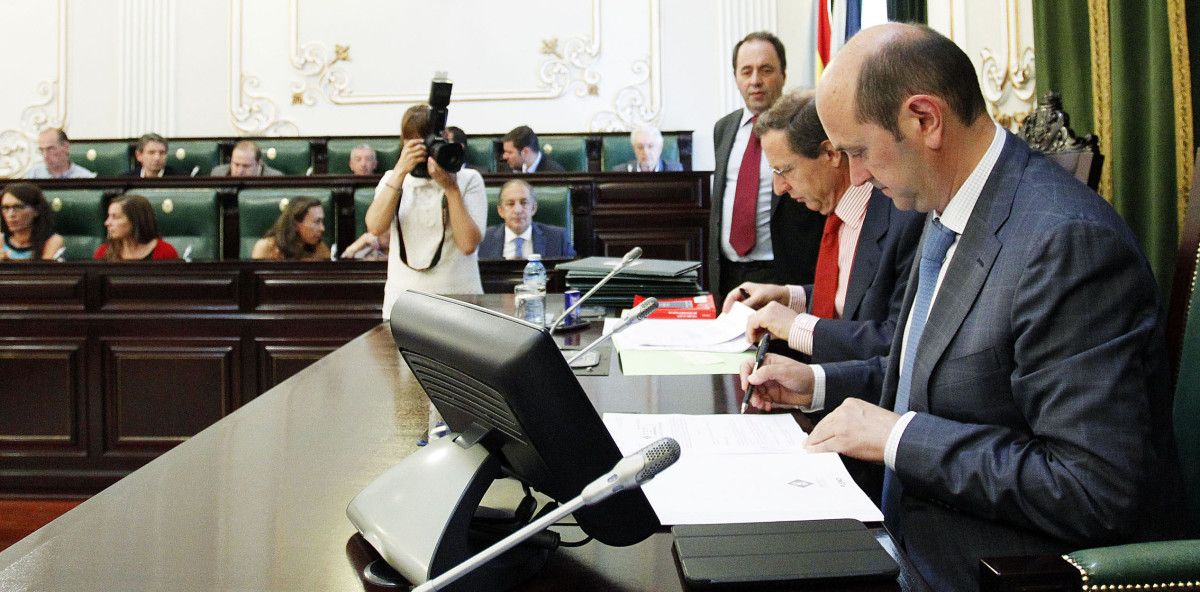 Rafael Louzán preside el pleno extraordinario en la Deputación