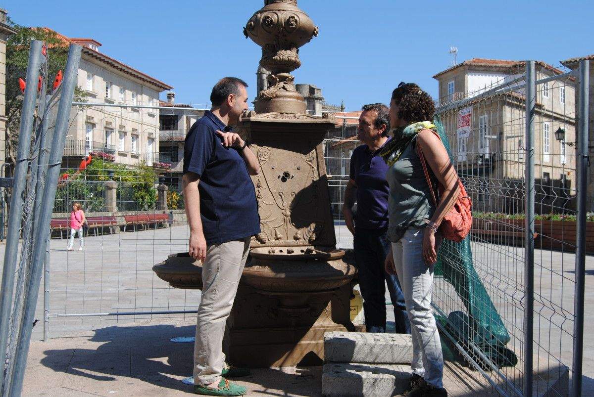 Luis Bará, delante de la fuente que se está reparando en Santa María