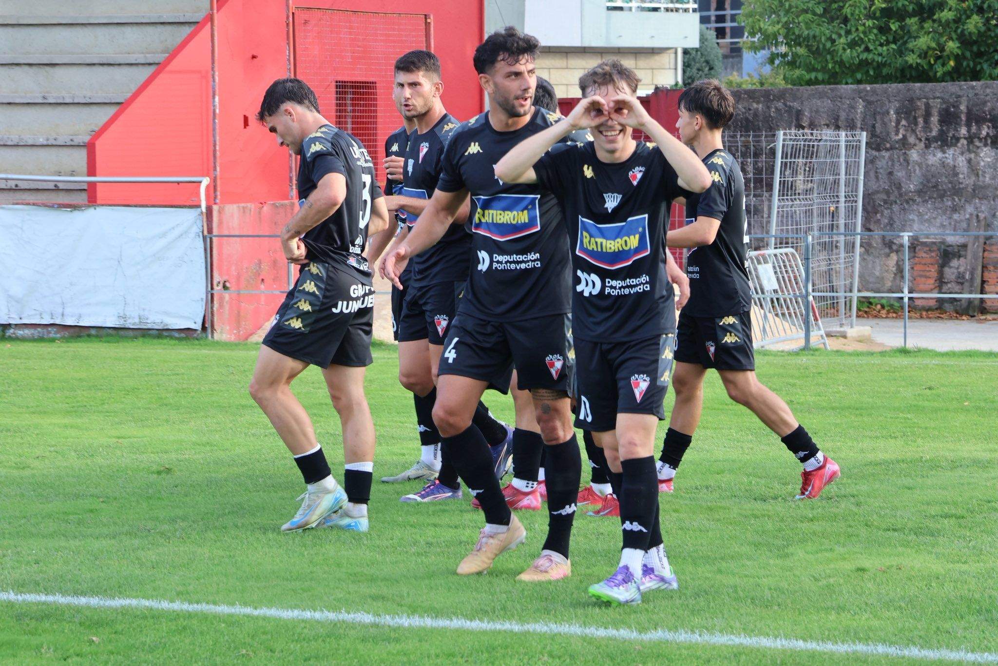 Iñaki celebra el primer gol en el partido entre Arosa y Silva