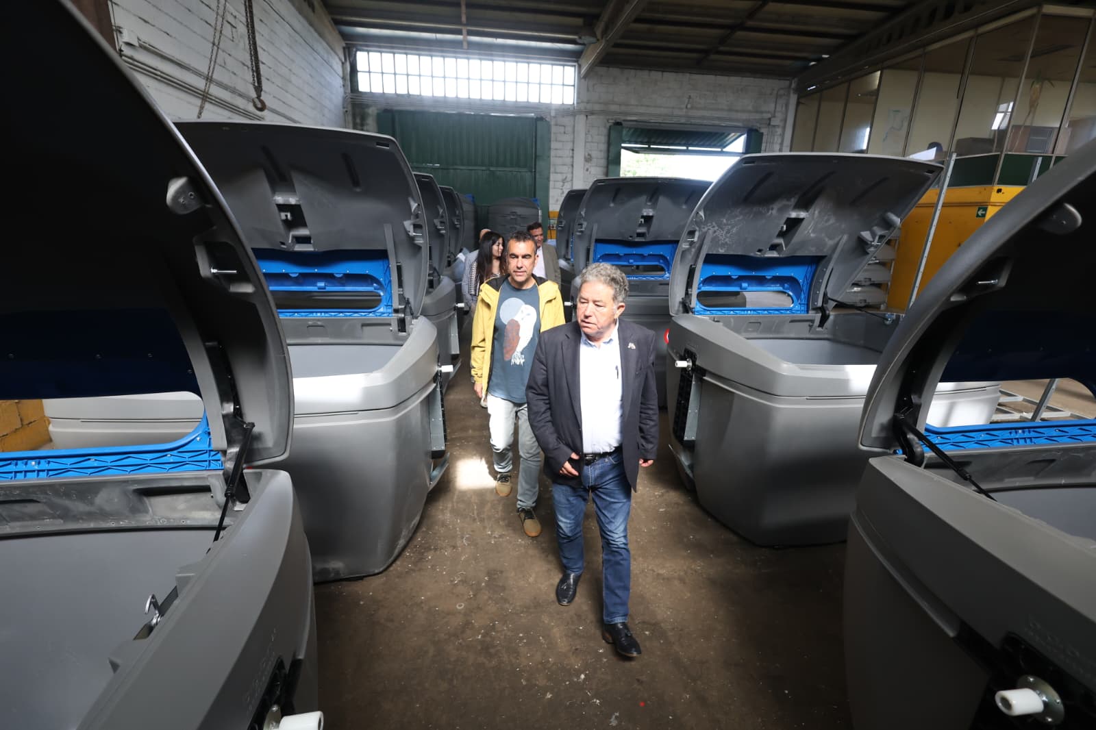 El alcalde supervisa los nuevos modelos de contenedor